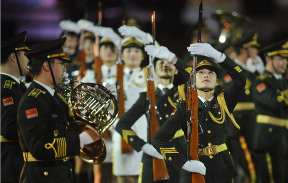 【独家】解放军军乐团和三军仪仗队女兵参加俄罗斯国际军乐节