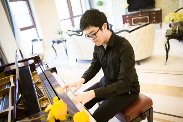 全球400余名竞选音乐家中胜出的双簧管小子