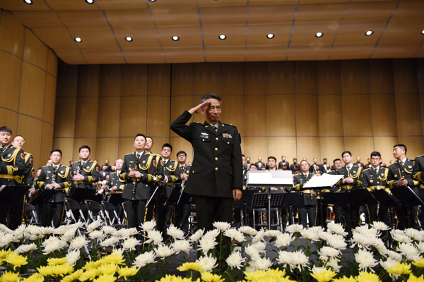 陈黔在南京音乐会上向观众致敬