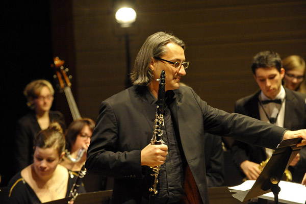 在巴黎音乐学院单簧管专业中也学过降e调与低音单簧管采访:在「雷宝贝